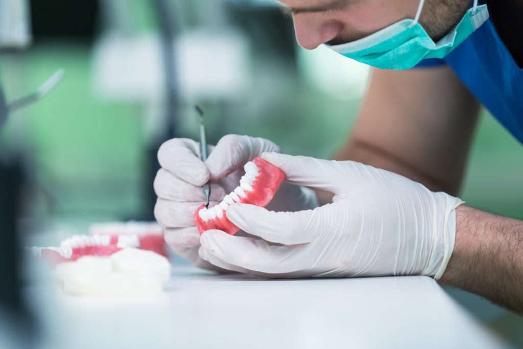 5 recomendaciones para mantener tus implantes dentales en perfectas condiciones